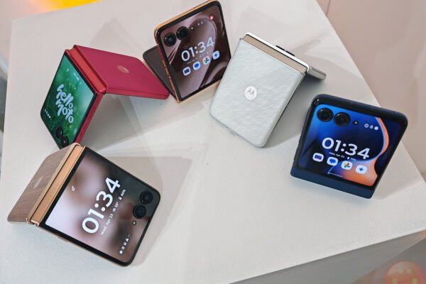Motorola Razr Deals Take Up To $700 Off With Free Accessories For Mother’s Day